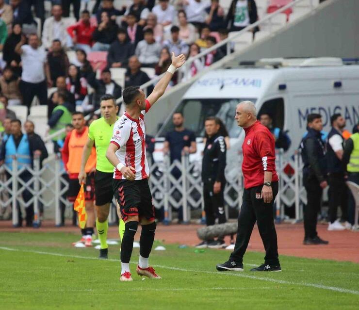 Sivasspor taraftarlarından yönetim istifası talebi! Uğur Çiftçi ile gerginlik yaşandı