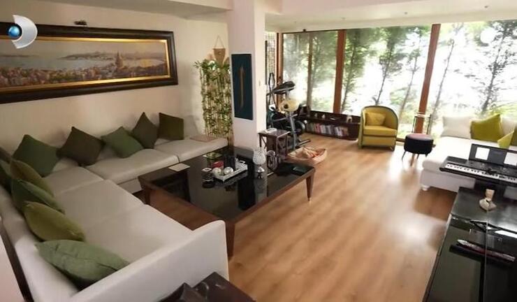 Ünlü şarkıcı Elif Karlı'nın 4 katlı yazlık evi göz kamaştırıyor