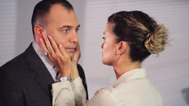 İpek Tenolcay'ın Fırça Darbeleriyle Yeniden Doğuşu: ARTİSART Galerisinde Sergi Açıldı