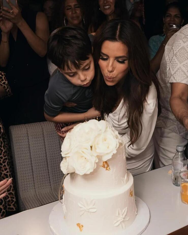 Eva Longoria, annelikle birlikte kamera karşısında değişti!