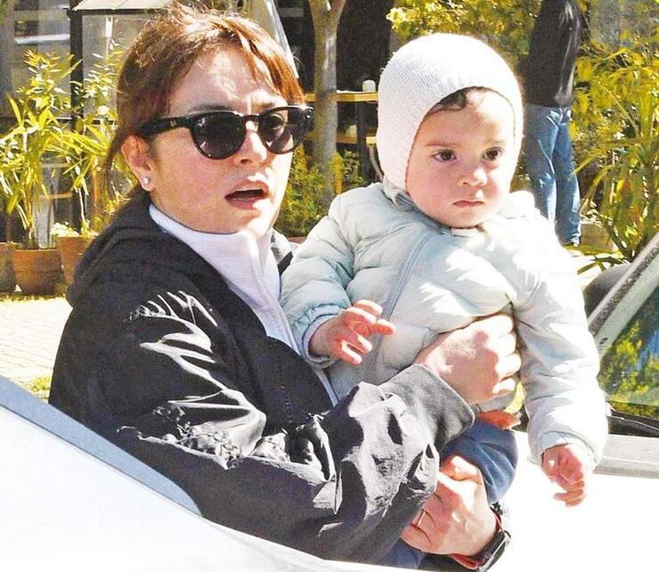 Ezgi Mola'nın oğlu Can ile park keyfi: Yaz İzmir'de geçirecekler