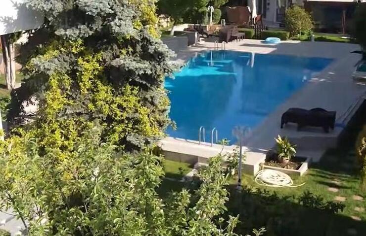 Ünlü şarkıcı Elif Karlı'nın 4 katlı yazlık evi göz kamaştırıyor
