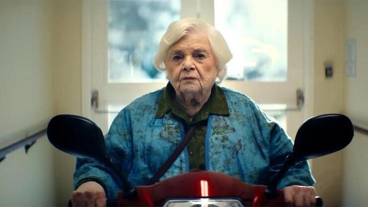 95 yaşındaki June Squibb, Scarlett Johansson'ın yönettiği filmde başrol oynayarak Cannes'da alkışlandı