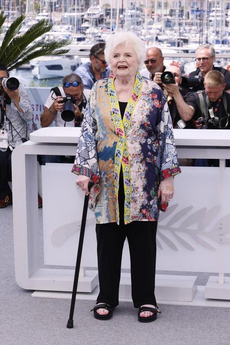 95 yaşındaki June Squibb, Scarlett Johansson'ın yönettiği filmde başrol oynayarak Cannes'da alkışlandı