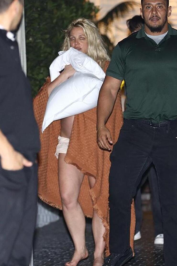 Britney Spears'un çöküşü: Dört aydır evinden çıkmıyor ve aklını kaçırmak üzereymiş!
