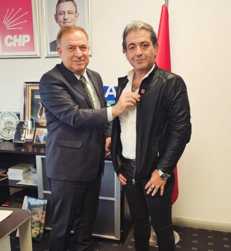 Ünlü şef Hazer Amani CHP'ye katıldı, rozetini Gökhan Zeybek taktı!