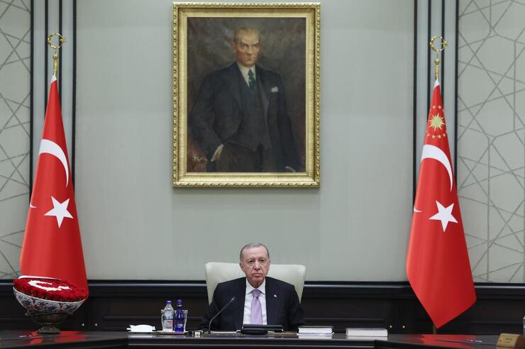 Bahçeli, Kabine Toplantısında Türk Bayraklı Çiçek Gönderdi