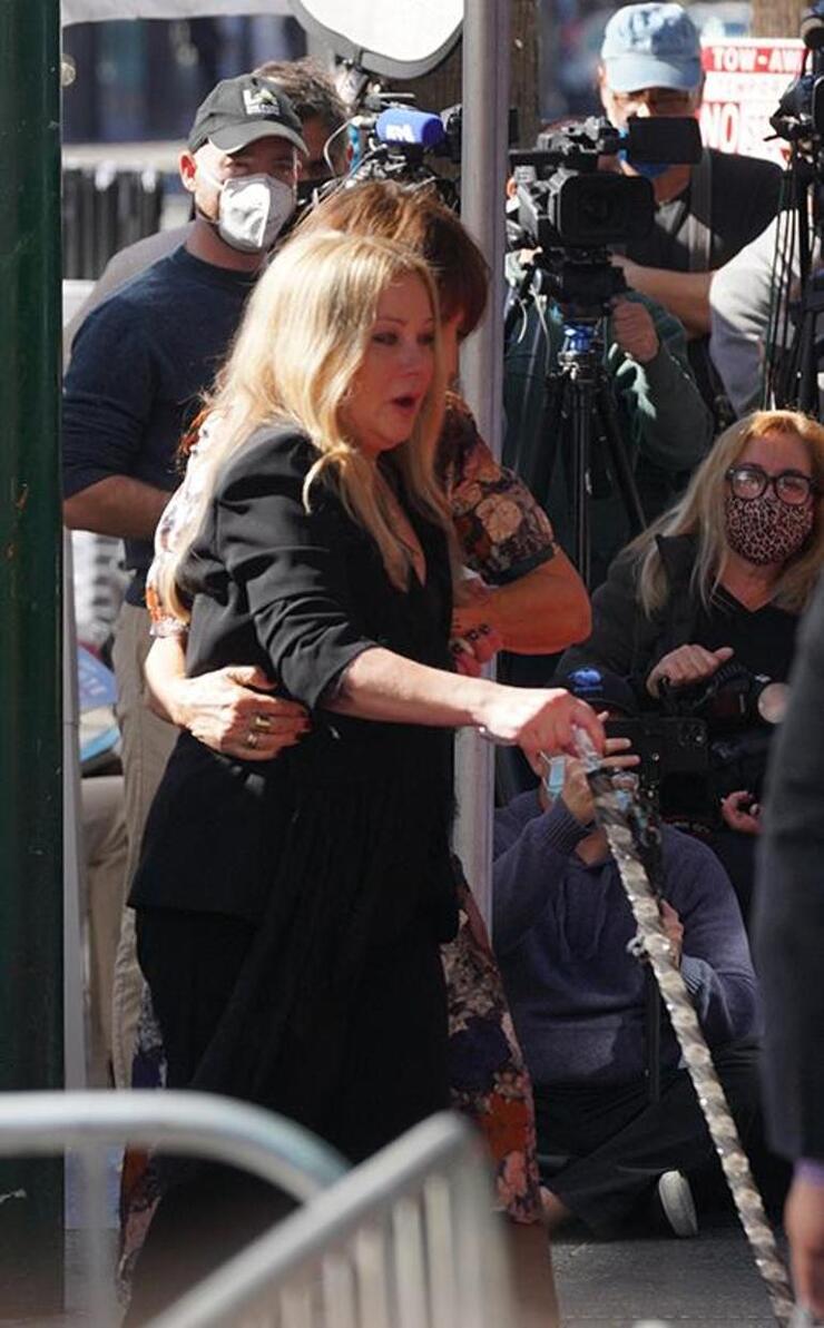 Ünlü oyuncu Christina Applegate'den acı itiraf: MS hastalığıyla zorlu mücadele!