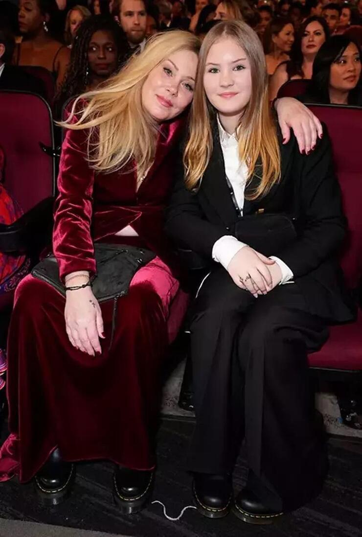 Ünlü oyuncu Christina Applegate'den acı itiraf: MS hastalığıyla zorlu mücadele!