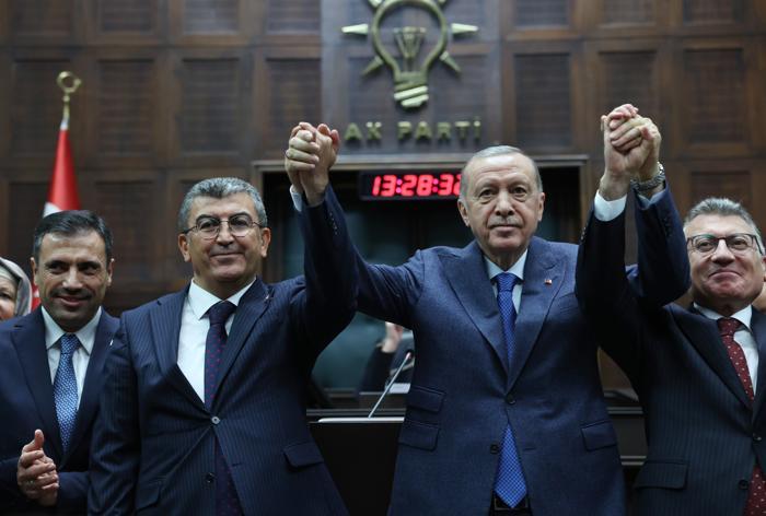 Hasan Ekici, AK Parti'ye katıldı ve rozetini Başkan Erdoğan taktı!