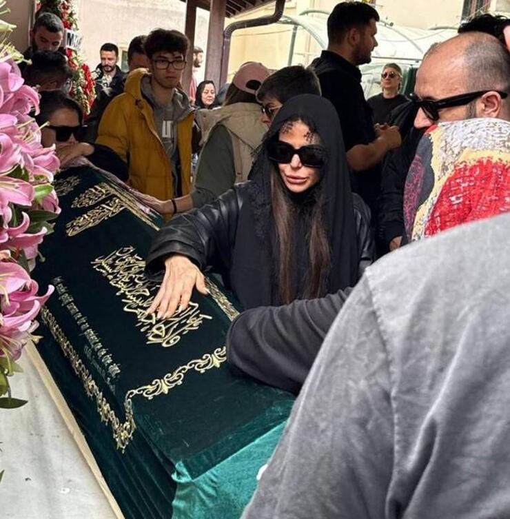 Simge Sağın'ın ablası Nilay Sağın'ın cenaze törenindeki acı anları haberimizde!