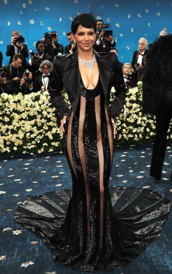 Halle Berry, Met Gala'da şeffaf elbiseyle olay yarattı