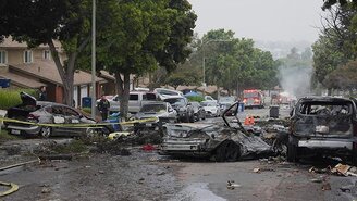 ABD'de küçük uçak yerleşim yerine düştü: 15 ev zarar gördü!