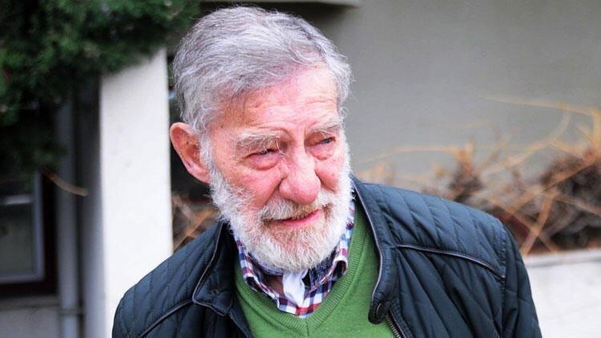 Ahmet Mekin, yürüyüş sırasında çocuğun çarpması sonucu hastaneye kaldırıldı