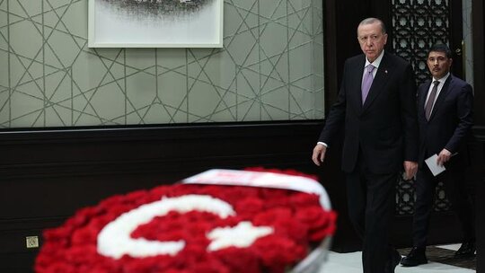 Bahçeli, Kabine Toplantısında Türk Bayraklı Çiçek Gönderdi