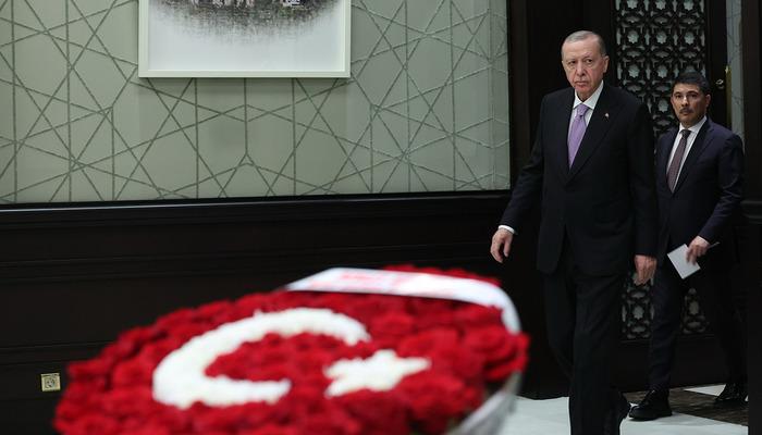 Bahçeli, Kabine Toplantısında Türk Bayraklı Çiçek Gönderdi