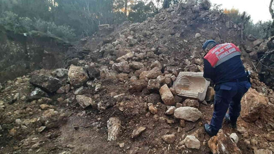 Emekli vali ve emekli albay kaçak kazı yaparken yakalandı!