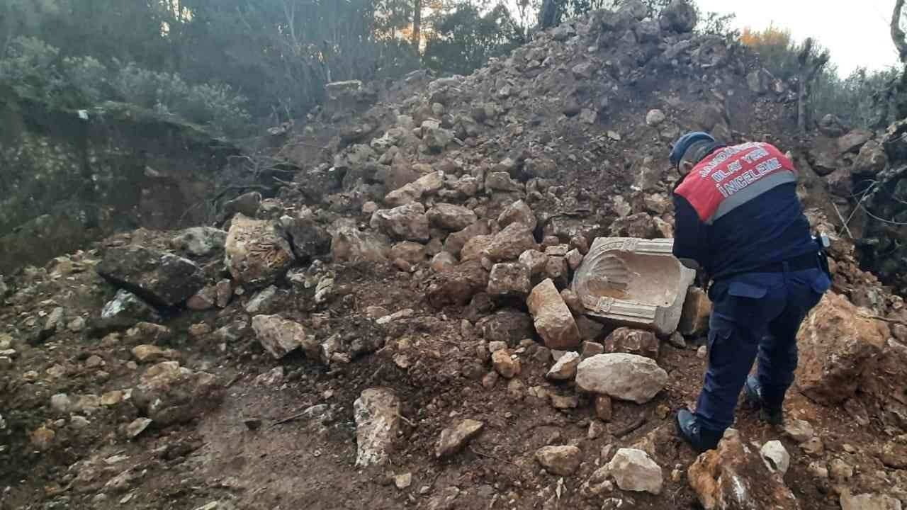 Gülnar ilçesindeki kaçak kazı operasyonunda emekli vali ve emekli jandarma albayın...