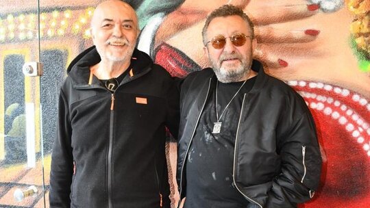 Erkan Can, restoran açılışında dostlarıyla bir araya geldi. Yeğeniyle ticarete...