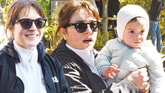 Ezgi Mola'nın oğlu Can ile park keyfi: Yaz İzmir'de geçirecekler