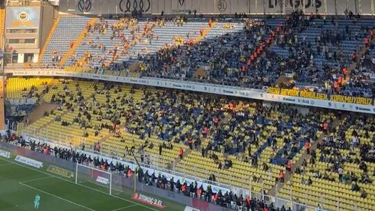 Fenerbahçe taraftarları yönetimi istifaya çağırdı, gole sevinmek yerine protesto sesleri yükseldi