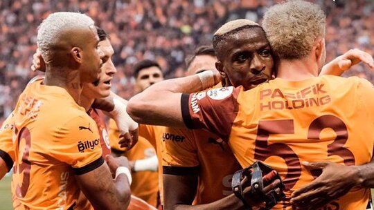 Süper Lig'de şampiyon Galatasaray, Kayserispor'u 3-0 mağlup ederek 25. şampiyonluğuna...