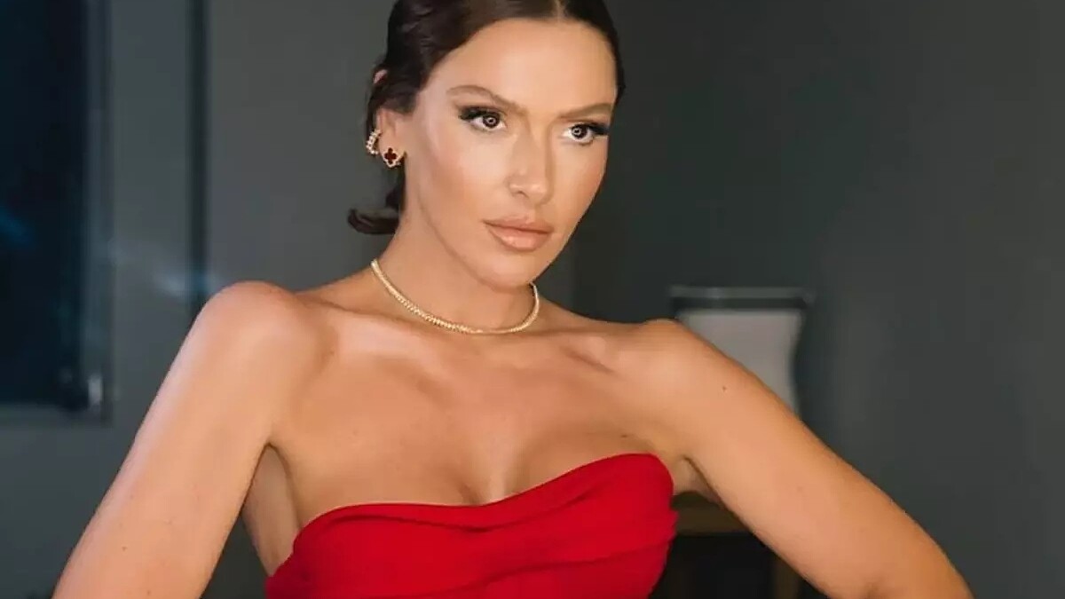 Hadise, üstsüz pozuyla dikkat çekti!