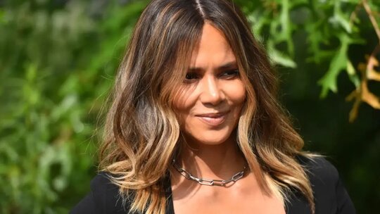 Halle Berry, Met Gala'da şeffaf elbiseyle olay yarattı