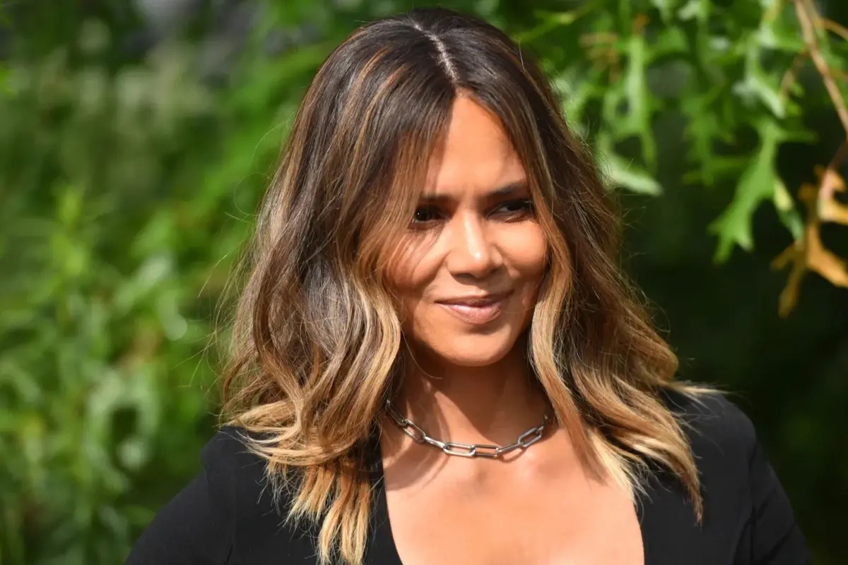 Halle Berry, Met Gala'da şeffaf elbiseyle olay yarattı