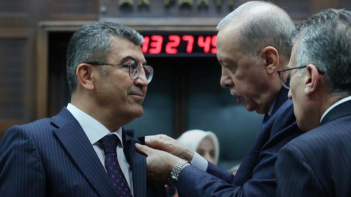 Hasan Ekici, AK Parti'ye katıldı ve rozetini Başkan Erdoğan taktı!