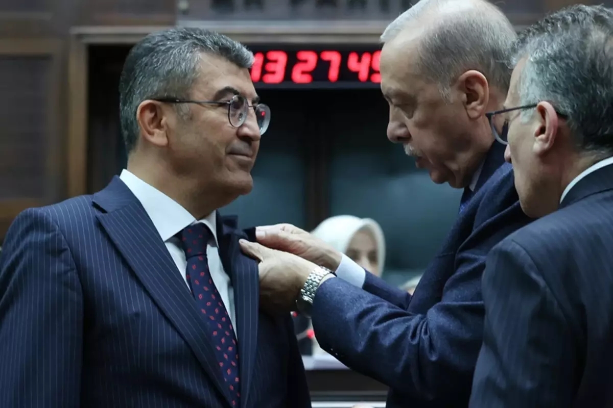Hasan Ekici, CHP'den istifa edip AK Parti'ye katıldı ve rozet takılarak resmiyet kazandı.