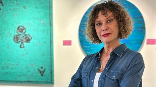 İpek Tenolcay'ın Fırça Darbeleriyle Yeniden Doğuşu: ARTİSART Galerisinde Sergi Açıldı