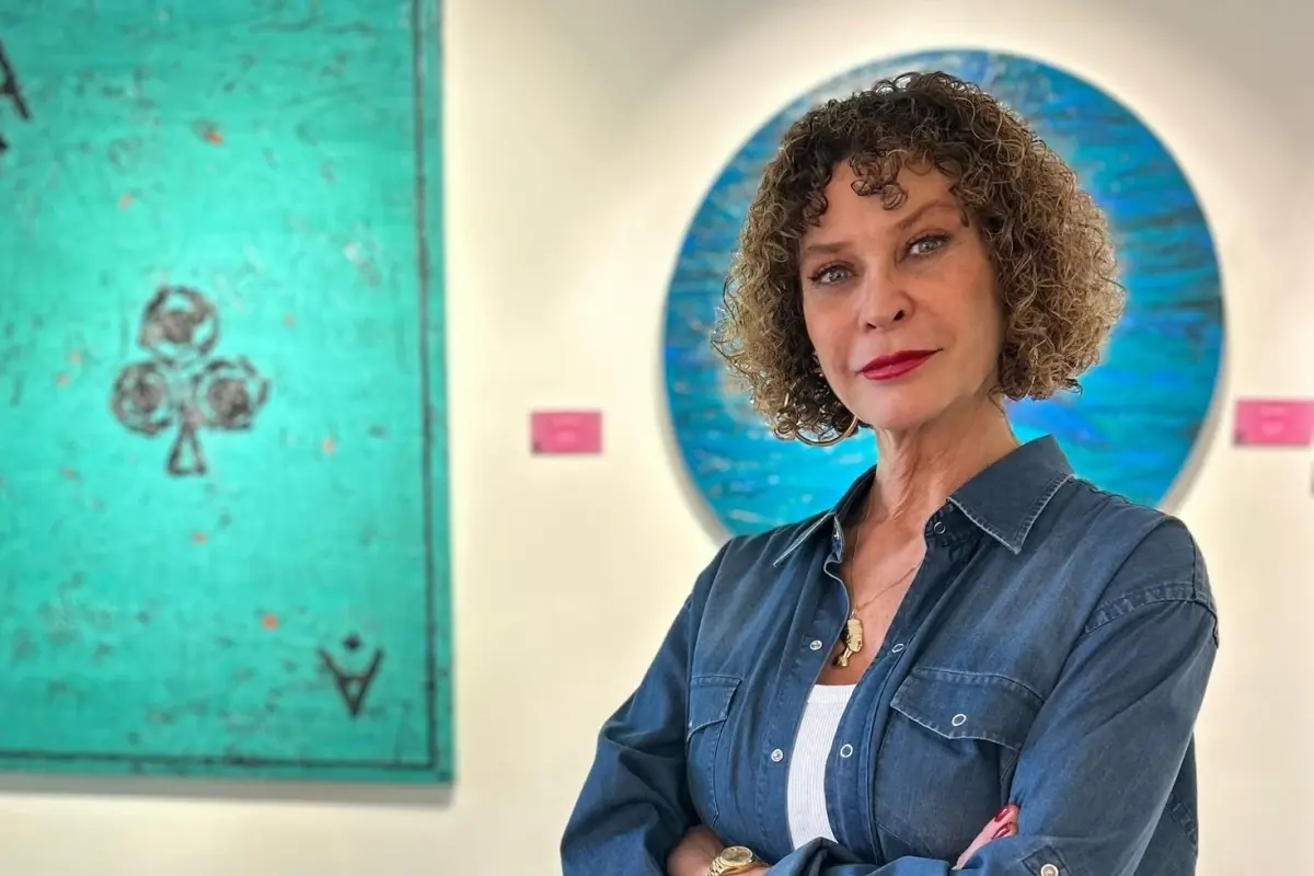 İpek Tenolcay'ın Fırça Darbeleriyle Yeniden Doğuşu: ARTİSART Galerisinde Sergi Açıldı