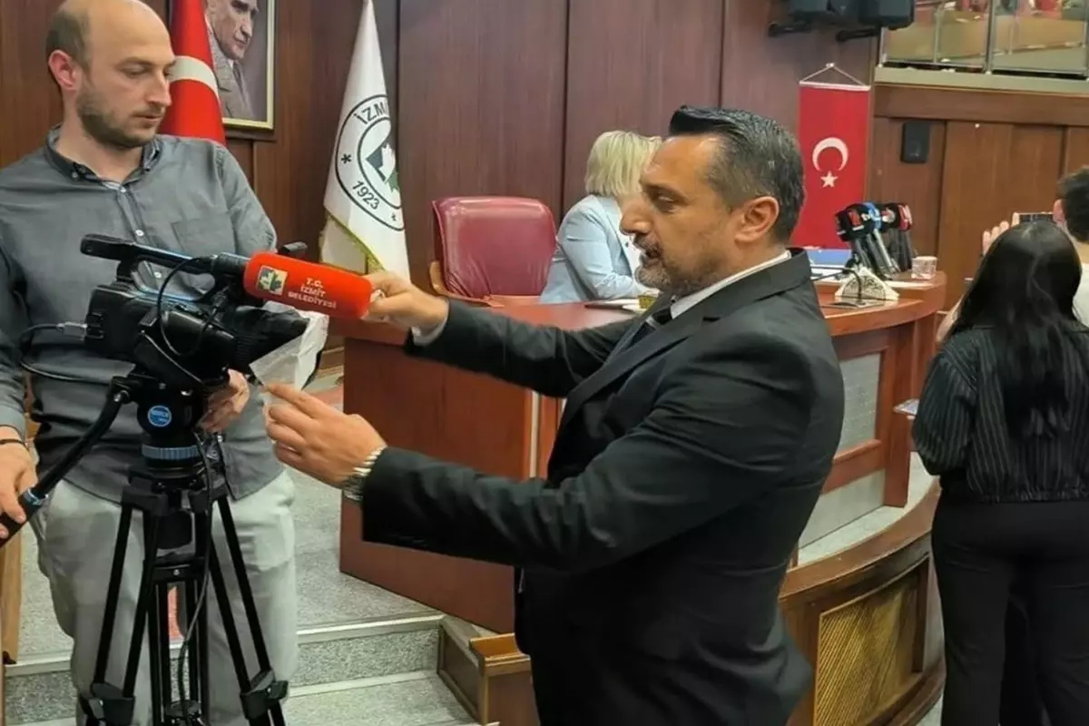 İzmit Belediye Meclisi'nde MHP'li Meclis Üyesi, canlı yayın kamerasını...