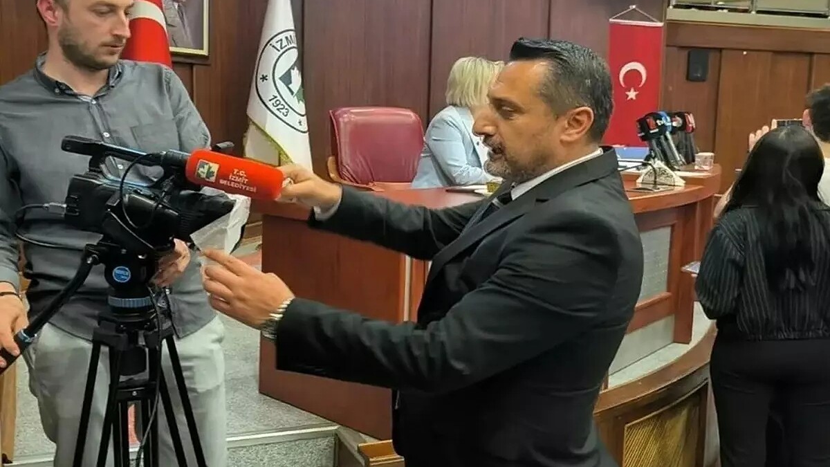 İzmit Belediye Meclisi'nde skandal gönderme: İmamoğlu'na bantlı jest