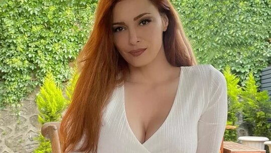 Mine Tugay, kırmızı mayosuyla yaz sezonunu açtı!