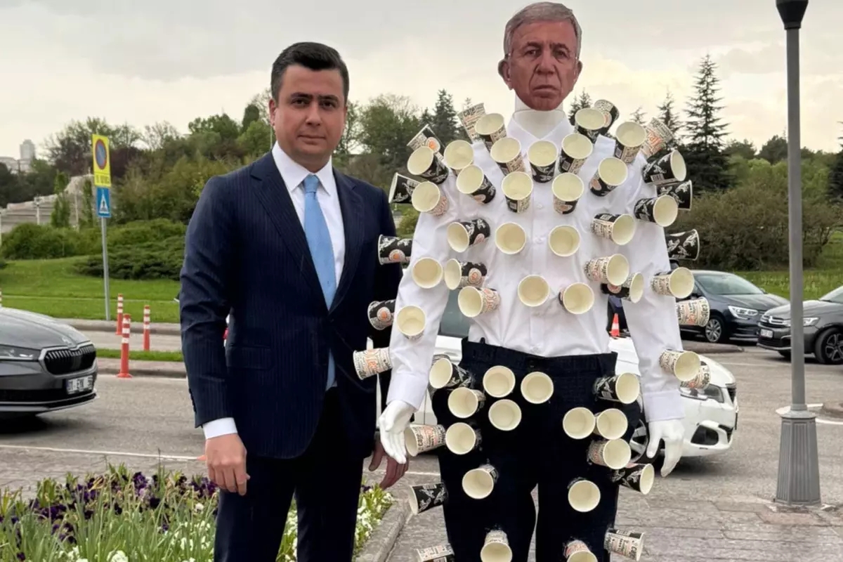 Osman Gökçek, Meclis'e maskeli mankenle geldi