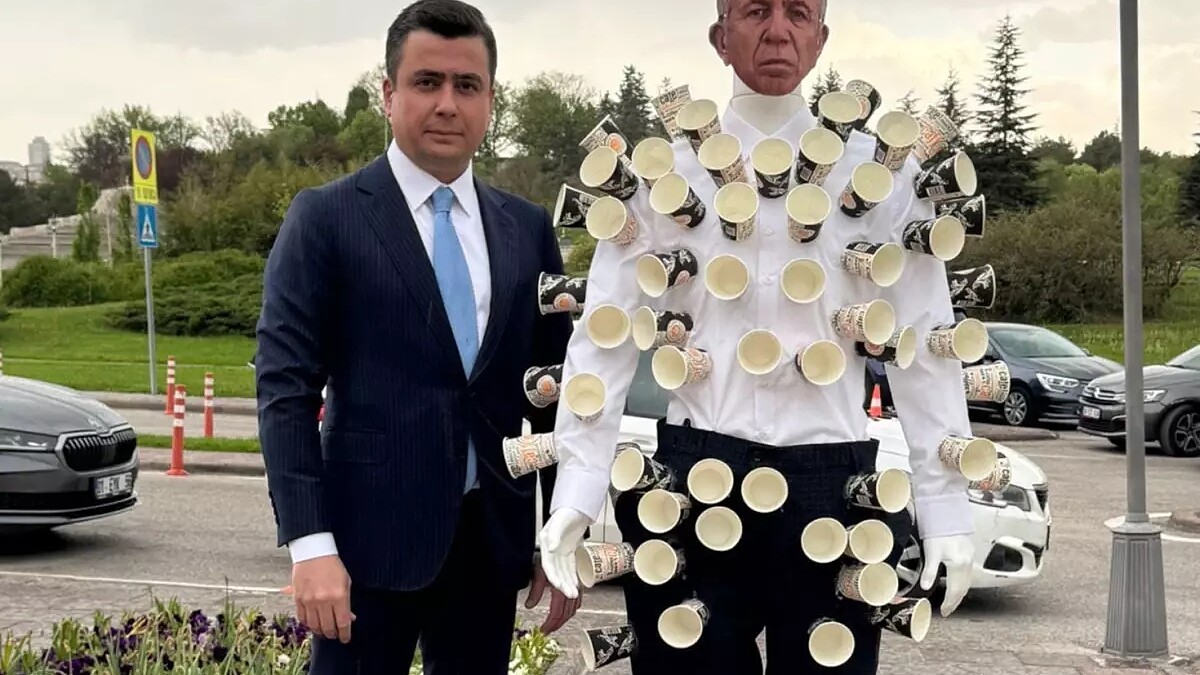 Osman Gökçek, Meclis'e maskeli mankenle geldi