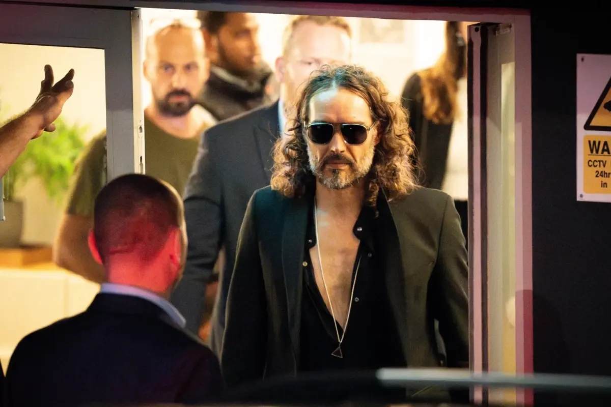 Russell Brand, tecavüz ve cinsel saldırı suçlamalarıyla mahkemede!