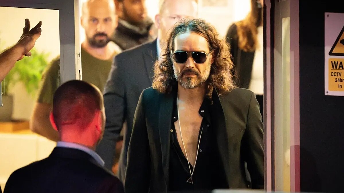 Russell Brand, tecavüz ve cinsel saldırı suçlamalarıyla mahkemede!