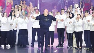 Sezen Aksu'ya ithaf edilen yeni koleksiyon tanıtıldı: Ahu Yağtu defilede baş manken oldu