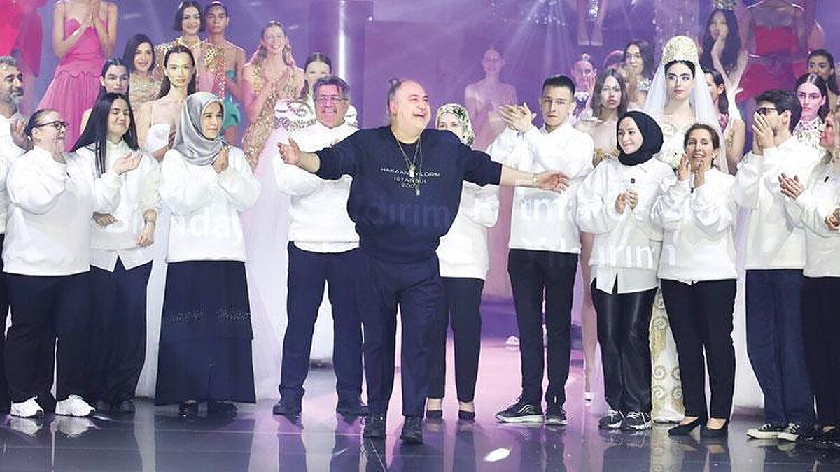 Sezen Aksu'ya ithaf edilen yeni koleksiyon tanıtıldı: Ahu Yağtu defilede baş manken oldu