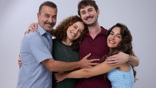 Sıcak Büfe filmi oyuncuları afişte buluştu!