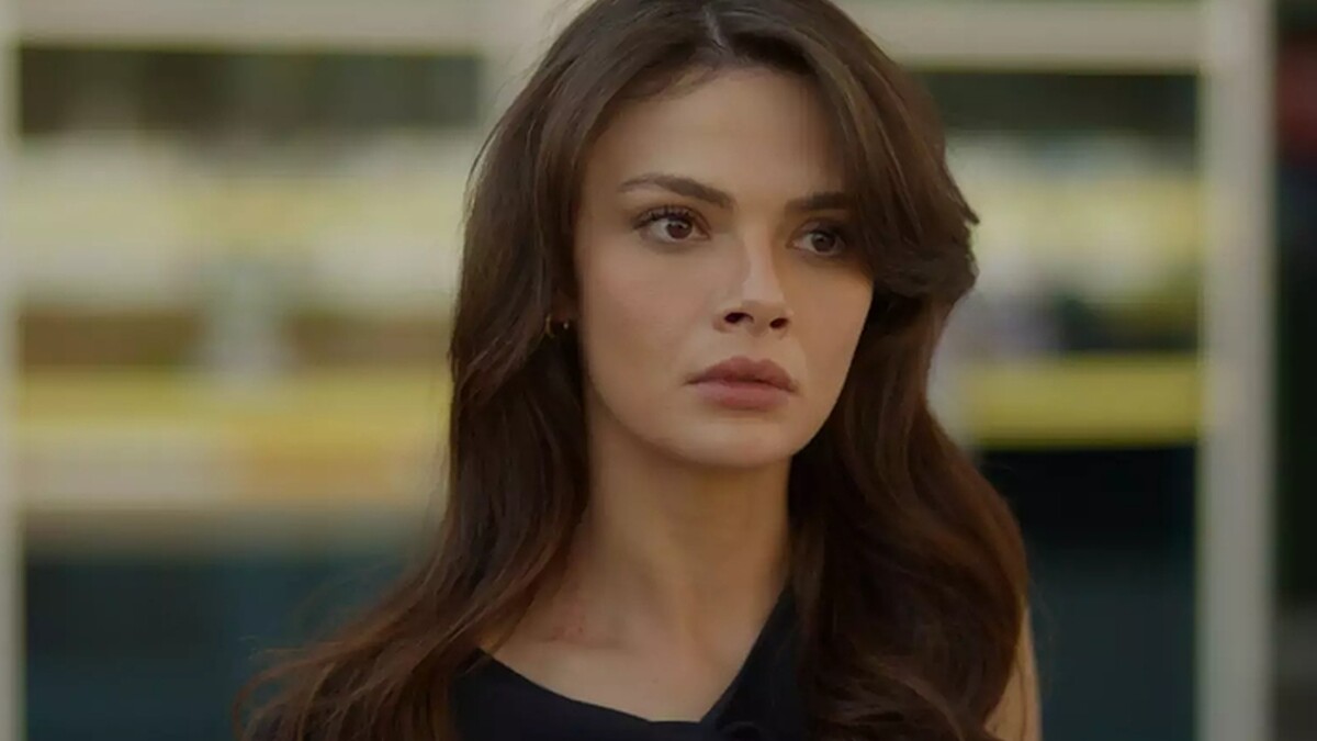 Sinem Ünsal Cannes'da derin dekolteli elbisesiyle olay oldu!