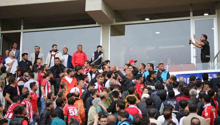 Sivasspor taraftarlarından yönetim istifası talebi! Uğur Çiftçi ile gerginlik yaşandı