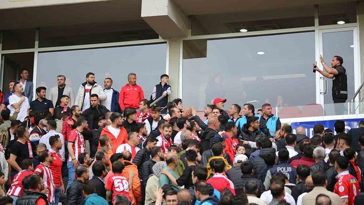 Sivasspor taraftarlarından yönetim istifası talebi! Uğur Çiftçi ile gerginlik yaşandı