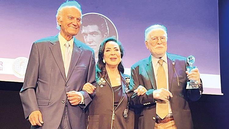 Yeşilçam'ın efsane isimleri ödül töreninde bir araya geldi. Türkan Şoray,...