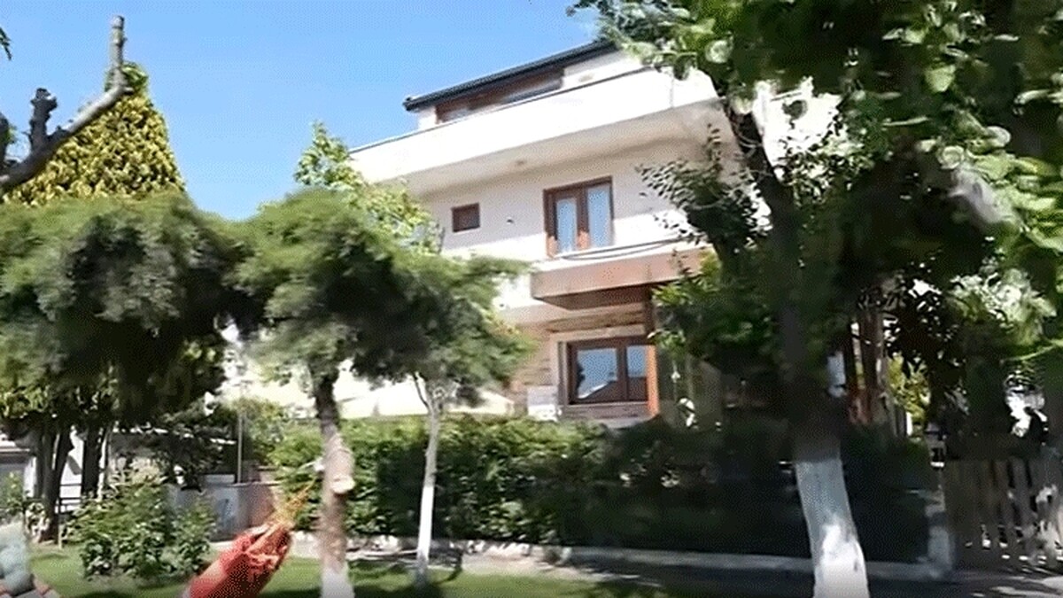 Ünlü şarkıcı Elif Karlı'nın 4 katlı yazlık evi göz kamaştırıyor