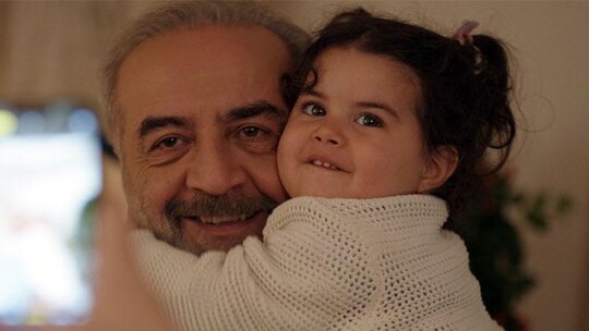 Yılmaz Erdoğan, Azem karakteriyle pavyonda türkü söyledi!