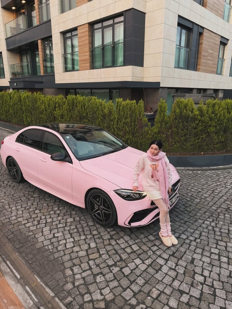 Cansel Ayanoğlu Pembe Mercedes'ini 4.8 Milyon TL'ye Satışa Çıkardı